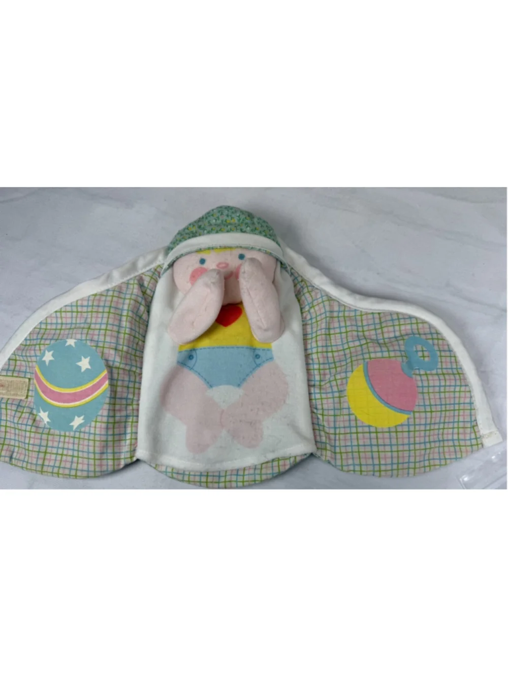 Vintage 1981 Fisher Price Peek A Boo Baby #422 Puppet Blanket Rattle Doll